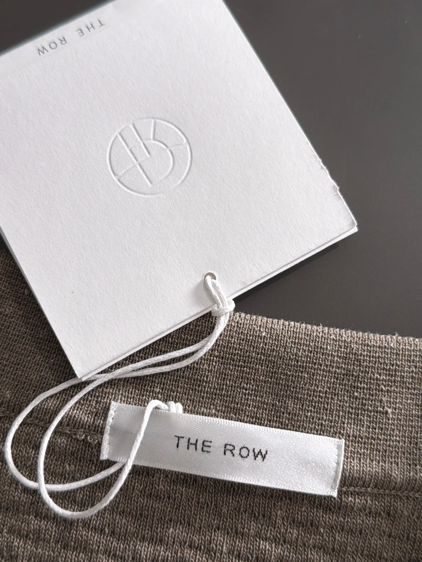 Shipping next day TR high quality - The Row 26ss New Arrival men's short-sleeved T-shirt. Like LP and BC, it belongs to the same old-money style top-notch light luxury brand. The New Arrival Original men's casual short-sleeved shirt is made of combed cotton yarn knitted imitation cotton fabric. Exclusive Premium custom-controlled raw materials. 14-needle precision knitting. The iconic waffle soul is woven. The three-dimensional texture flows with subtle light and shadow. Viewed from a distance, it is introverted. It shows when you touch it closely. It feels substantial when weighed. The upper body is also more textured than ordinary T-shirts. Fashionable Versatile Hot Sale. It is skin-friendly and comfortable to wear. Premium boutique. The upper body is made of Factory's fine workmanship. A must-have item for men. Complete with three standards. Sizes M-3XL